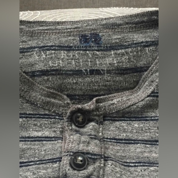 Men’s American Eagle Henley 2 Button Logo Striped Size Medium - Picture 2 of 3